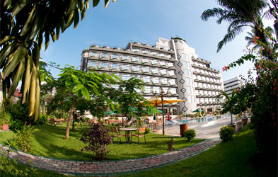 Un hôtel et une voiture au Congo